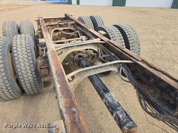 image for item EB1382 1998 International 9100 truck cab and chassis