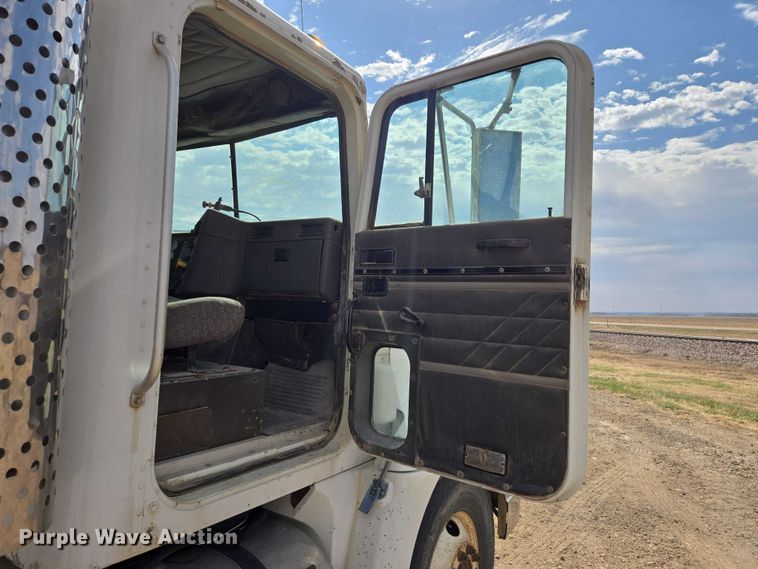 image for item EB1382 1998 International 9100 truck cab and chassis