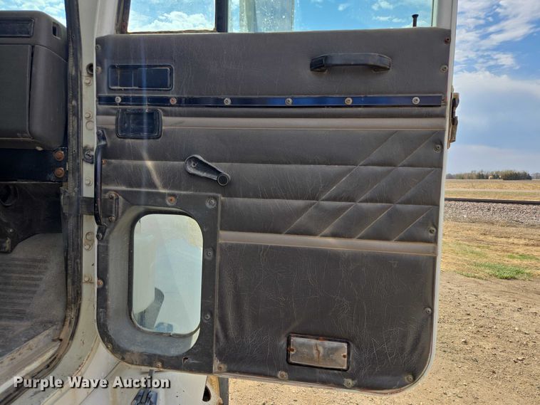 image for item EB1382 1998 International 9100 truck cab and chassis