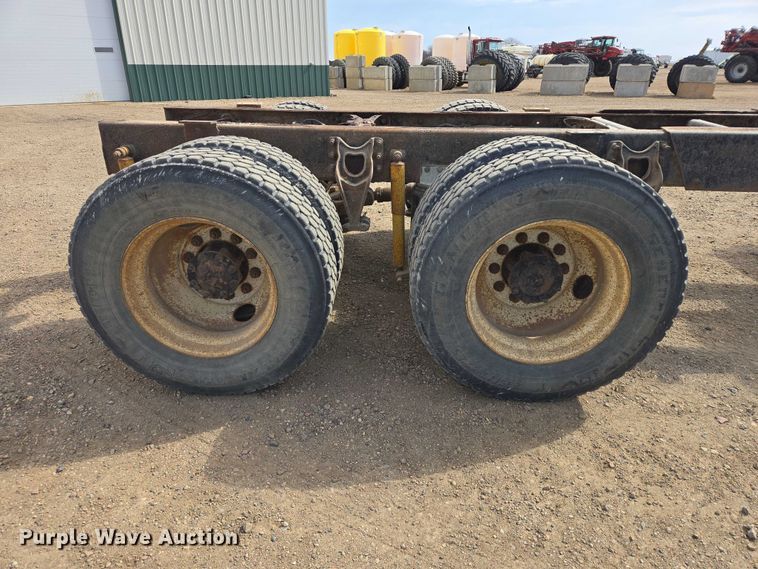 image for item EB1382 1998 International 9100 truck cab and chassis