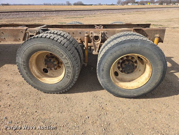 image for item EB1382 1998 International 9100 truck cab and chassis