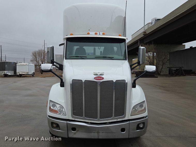 image for item EB1388 2019 Peterbilt 579 semi truck