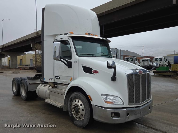 image for item EB1388 2019 Peterbilt 579 semi truck
