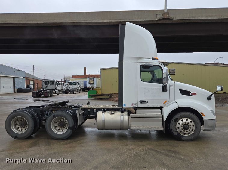 image for item EB1388 2019 Peterbilt 579 semi truck