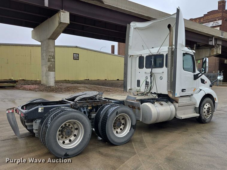 image for item EB1388 2019 Peterbilt 579 semi truck