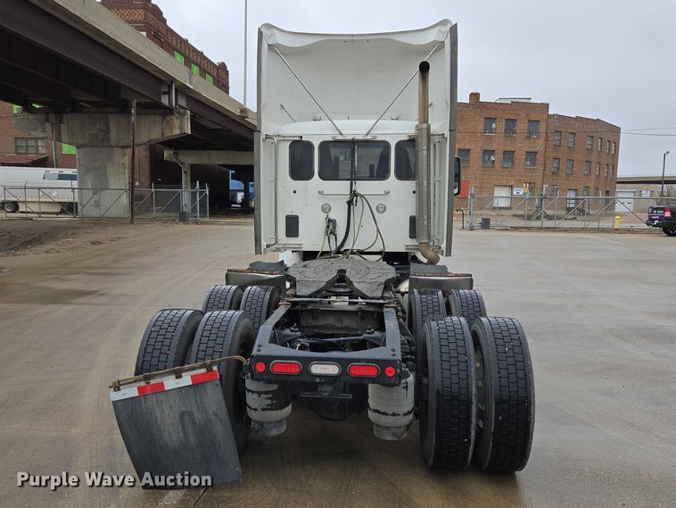 image for item EB1388 2019 Peterbilt 579 semi truck