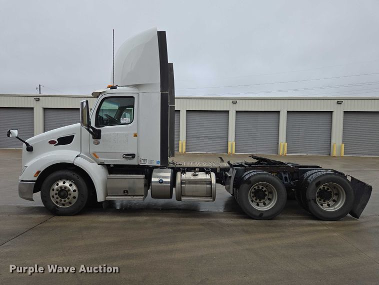 image for item EB1388 2019 Peterbilt 579 semi truck
