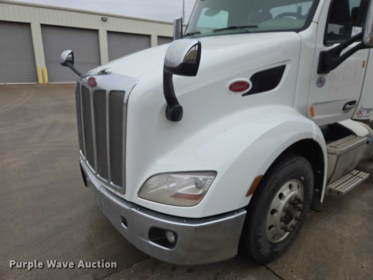image for item EB1388 2019 Peterbilt 579 semi truck
