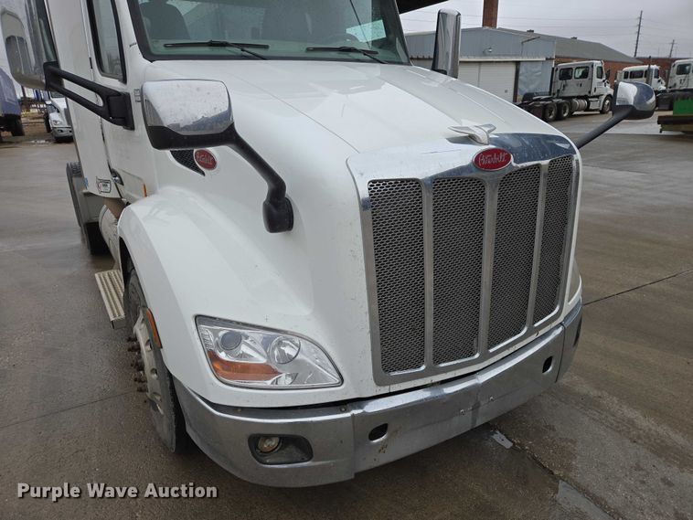 image for item EB1388 2019 Peterbilt 579 semi truck