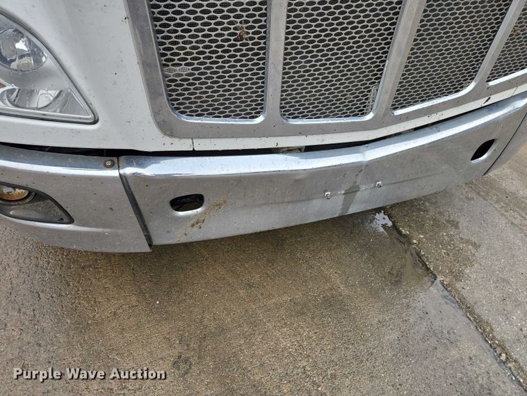 image for item EB1388 2019 Peterbilt 579 semi truck