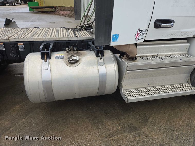 image for item EB1388 2019 Peterbilt 579 semi truck