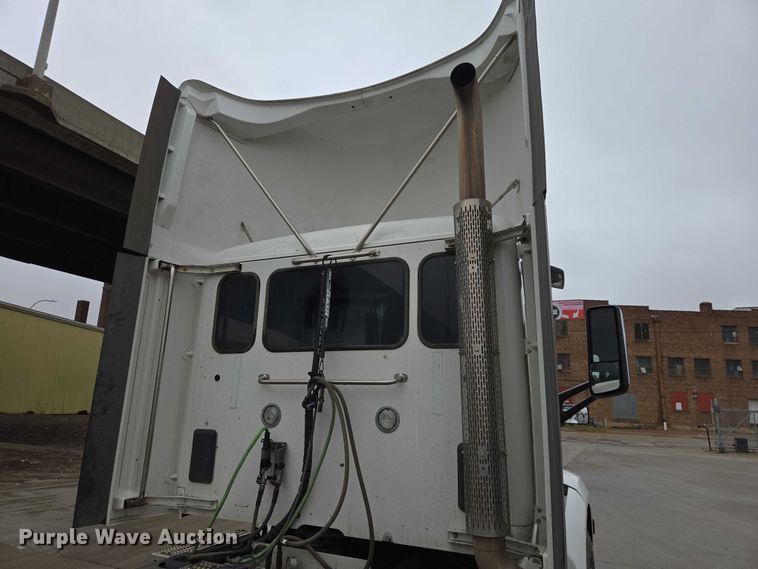 image for item EB1388 2019 Peterbilt 579 semi truck