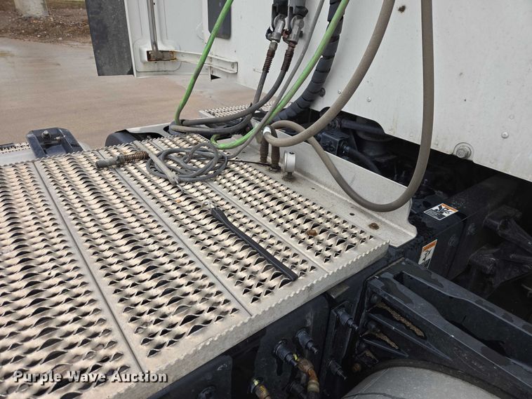 image for item EB1388 2019 Peterbilt 579 semi truck