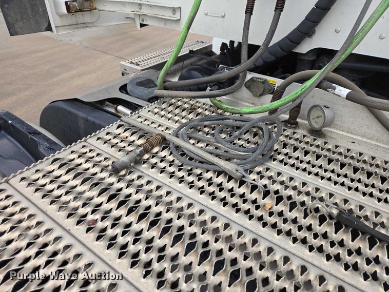 image for item EB1388 2019 Peterbilt 579 semi truck