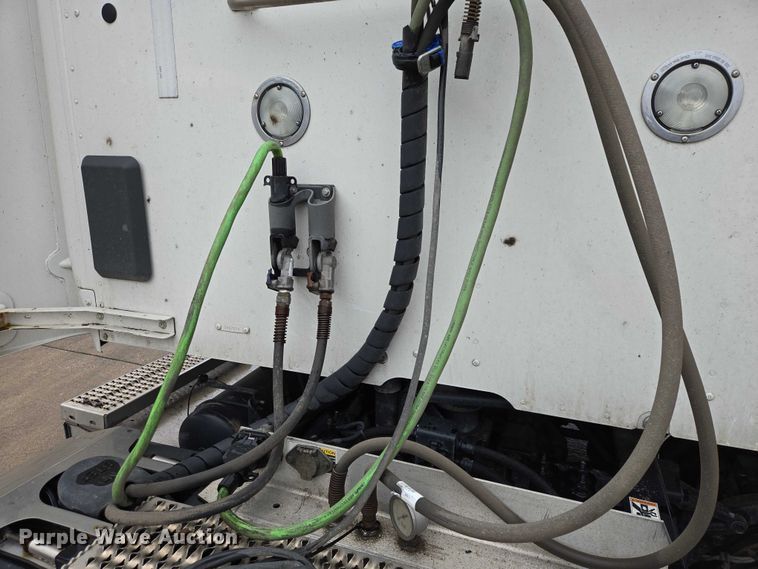 image for item EB1388 2019 Peterbilt 579 semi truck