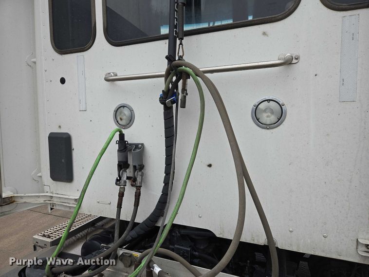 image for item EB1388 2019 Peterbilt 579 semi truck