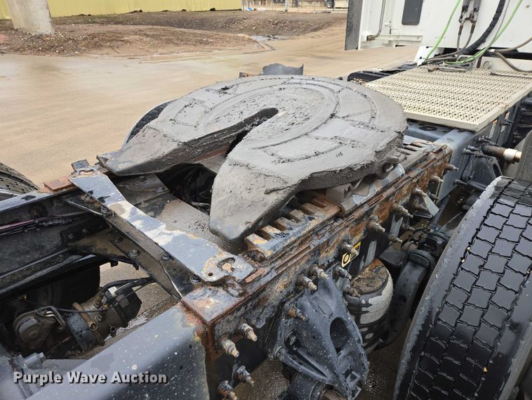 image for item EB1388 2019 Peterbilt 579 semi truck