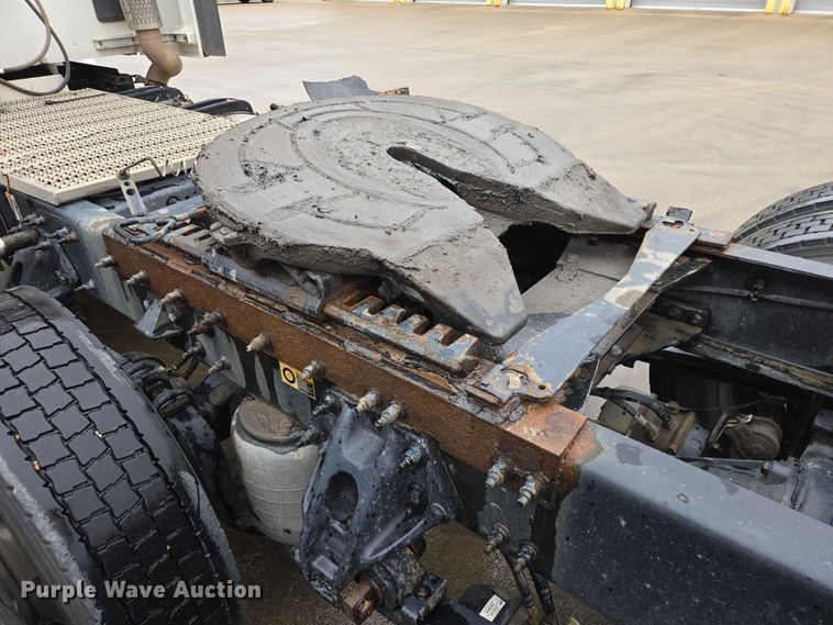 image for item EB1388 2019 Peterbilt 579 semi truck