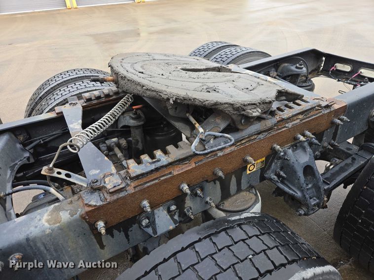 image for item EB1388 2019 Peterbilt 579 semi truck