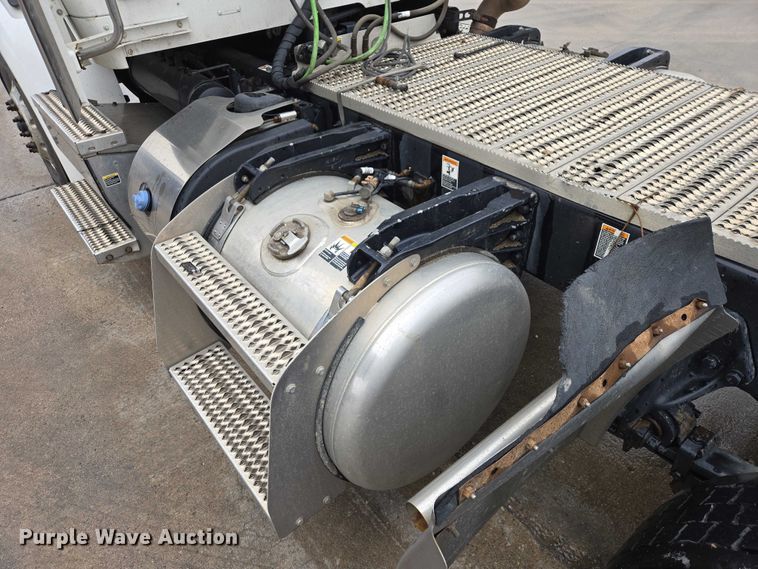 image for item EB1388 2019 Peterbilt 579 semi truck