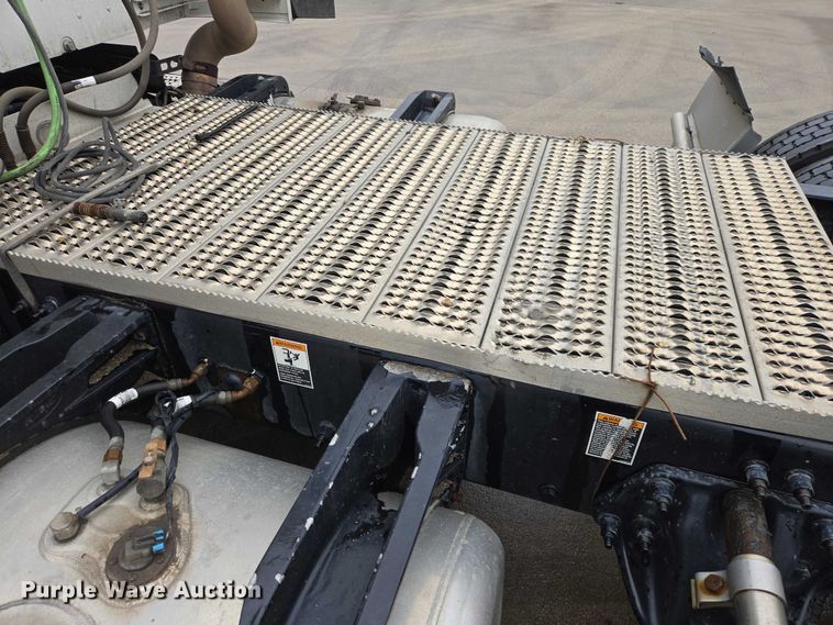 image for item EB1388 2019 Peterbilt 579 semi truck