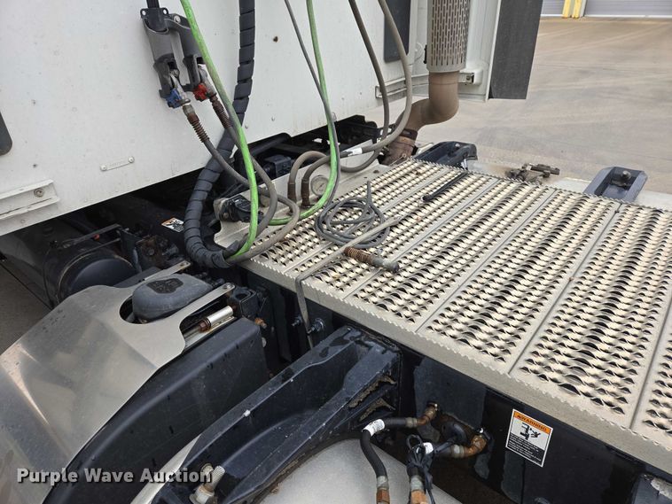 image for item EB1388 2019 Peterbilt 579 semi truck