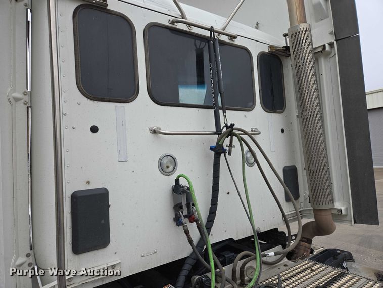 image for item EB1388 2019 Peterbilt 579 semi truck