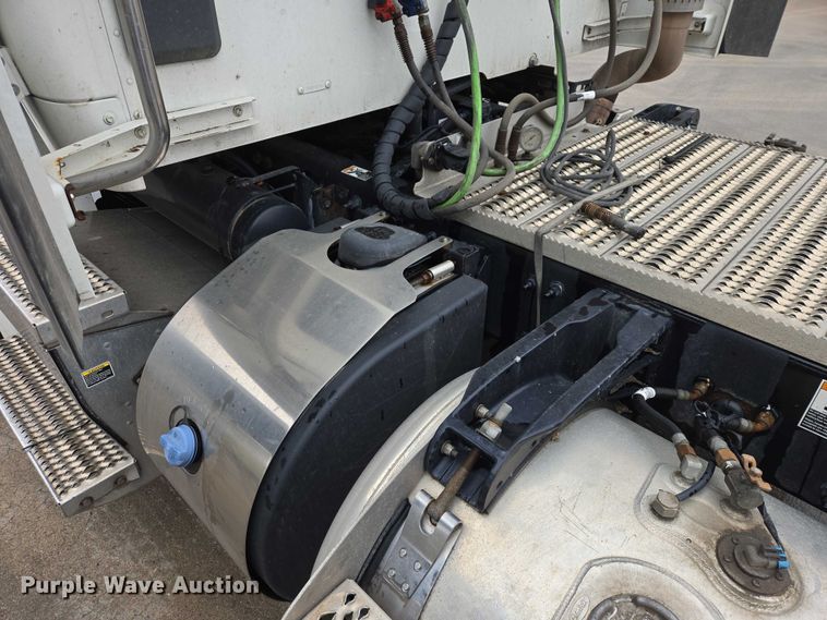 image for item EB1388 2019 Peterbilt 579 semi truck