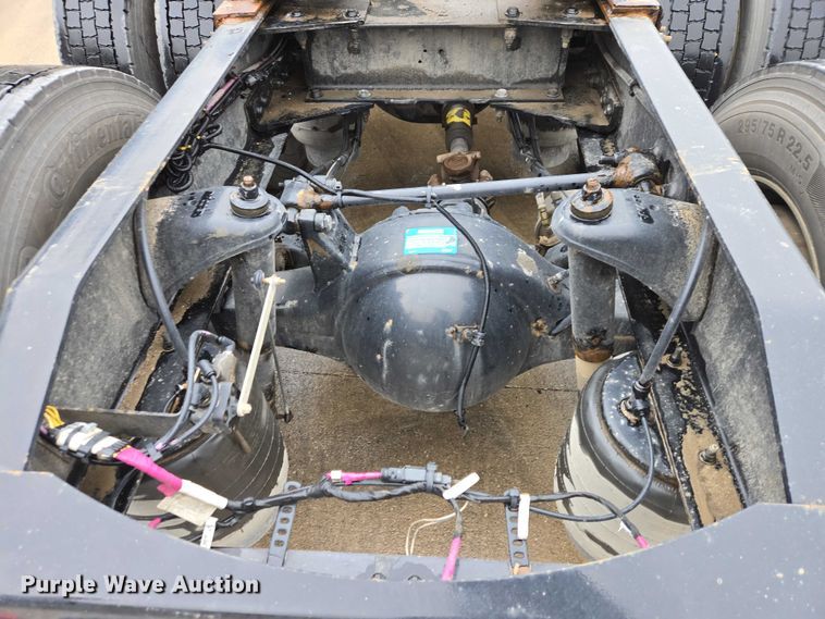 image for item EB1388 2019 Peterbilt 579 semi truck