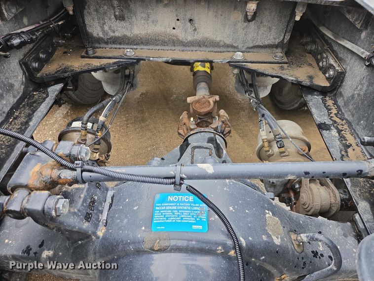 image for item EB1388 2019 Peterbilt 579 semi truck