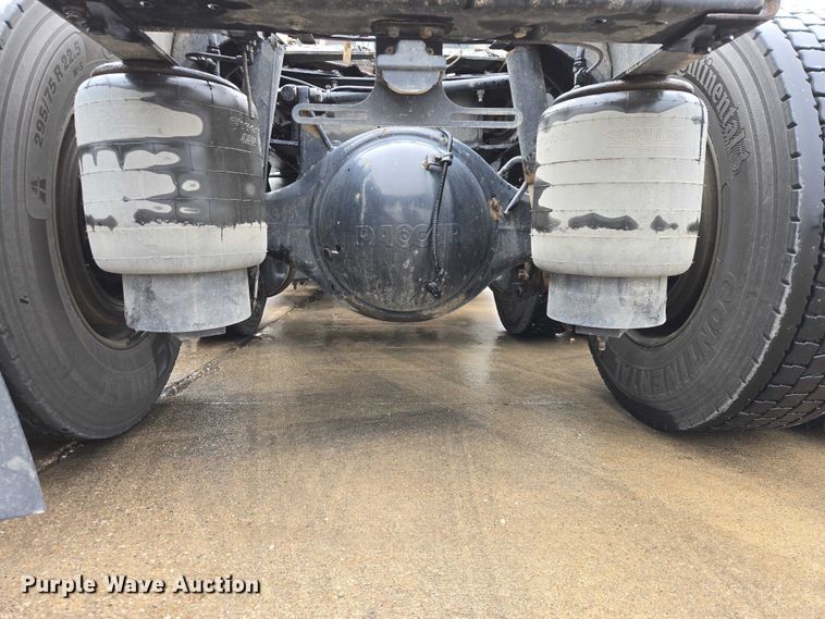 image for item EB1388 2019 Peterbilt 579 semi truck