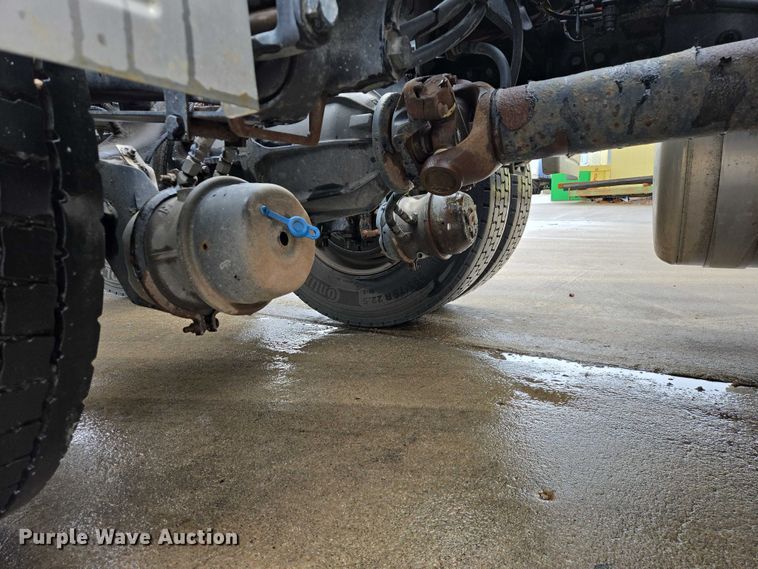 image for item EB1388 2019 Peterbilt 579 semi truck