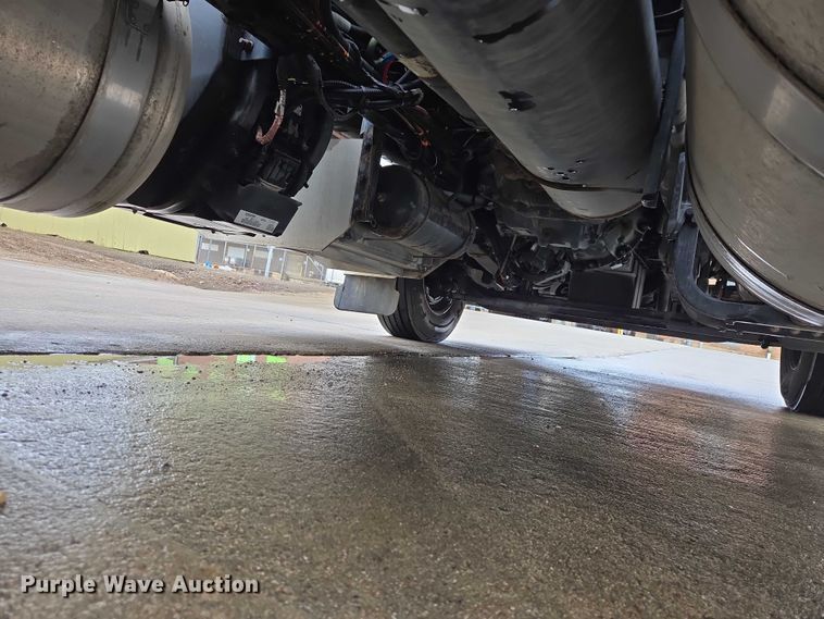 image for item EB1388 2019 Peterbilt 579 semi truck