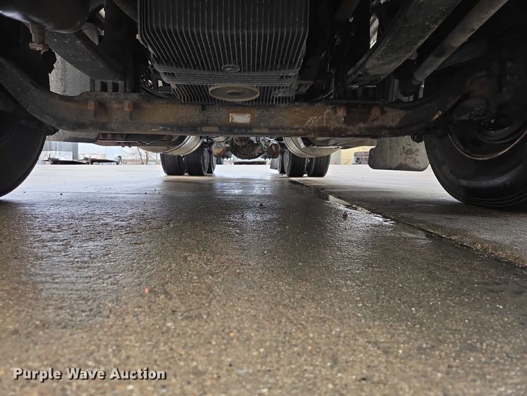 image for item EB1388 2019 Peterbilt 579 semi truck