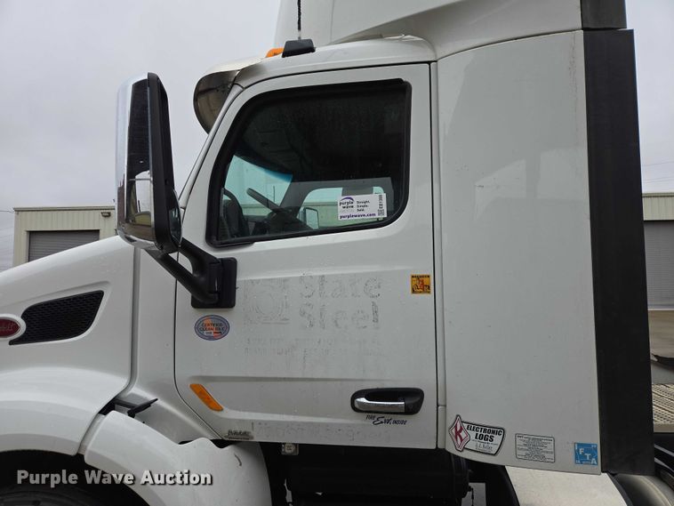 image for item EB1388 2019 Peterbilt 579 semi truck