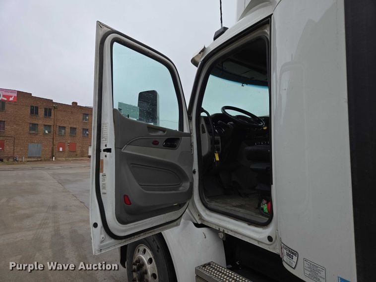 image for item EB1388 2019 Peterbilt 579 semi truck