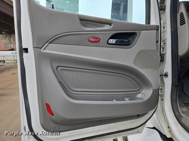 image for item EB1388 2019 Peterbilt 579 semi truck