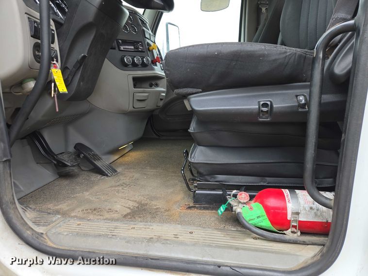 image for item EB1388 2019 Peterbilt 579 semi truck