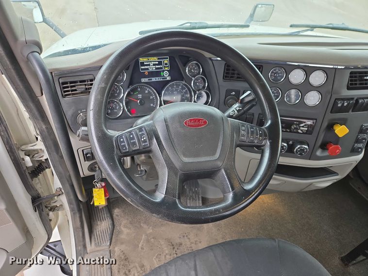 image for item EB1388 2019 Peterbilt 579 semi truck