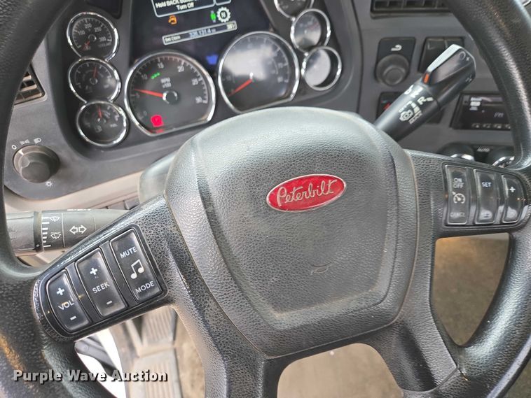image for item EB1388 2019 Peterbilt 579 semi truck