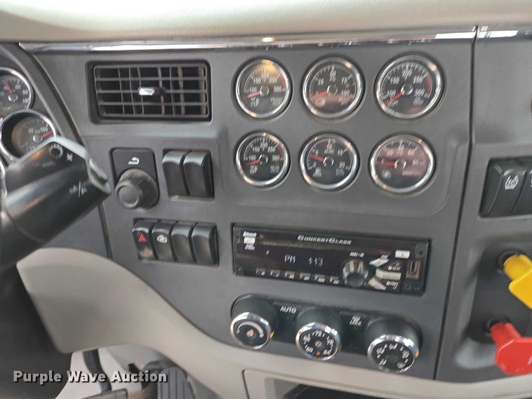 image for item EB1388 2019 Peterbilt 579 semi truck