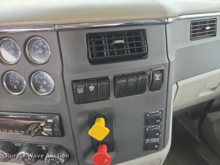 image for item EB1388 2019 Peterbilt 579 semi truck