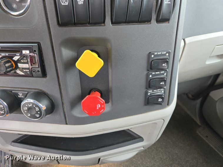 image for item EB1388 2019 Peterbilt 579 semi truck