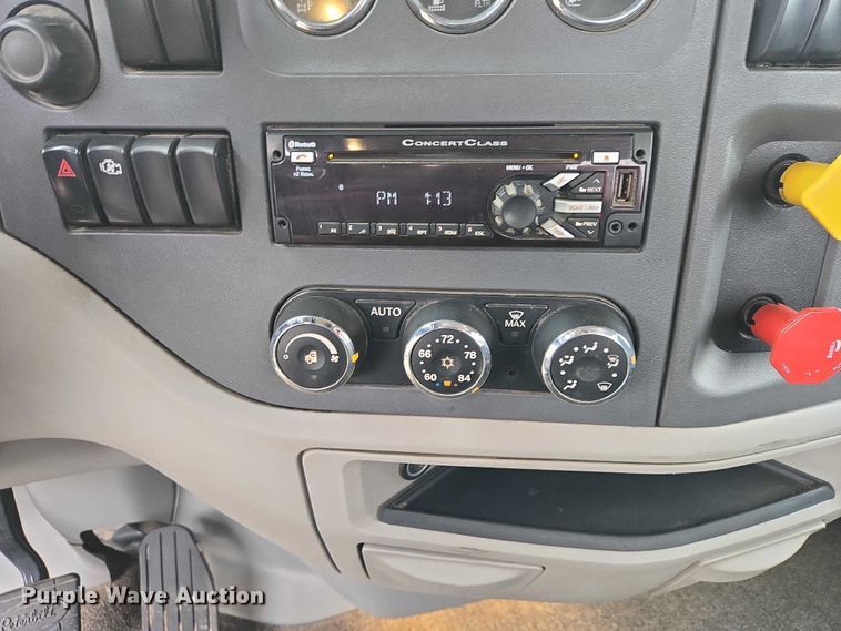 image for item EB1388 2019 Peterbilt 579 semi truck