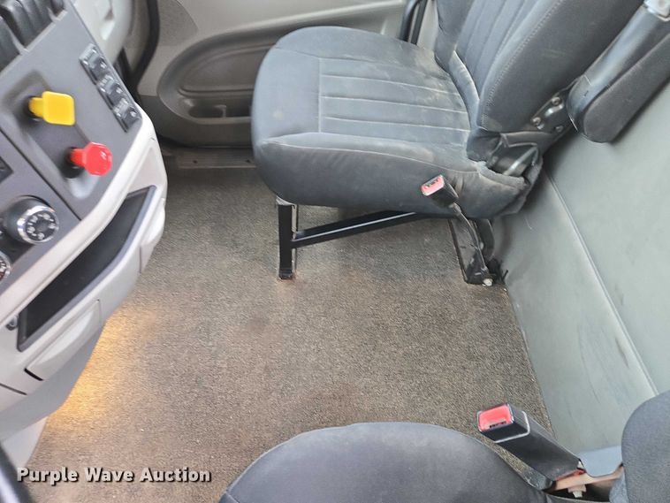 image for item EB1388 2019 Peterbilt 579 semi truck