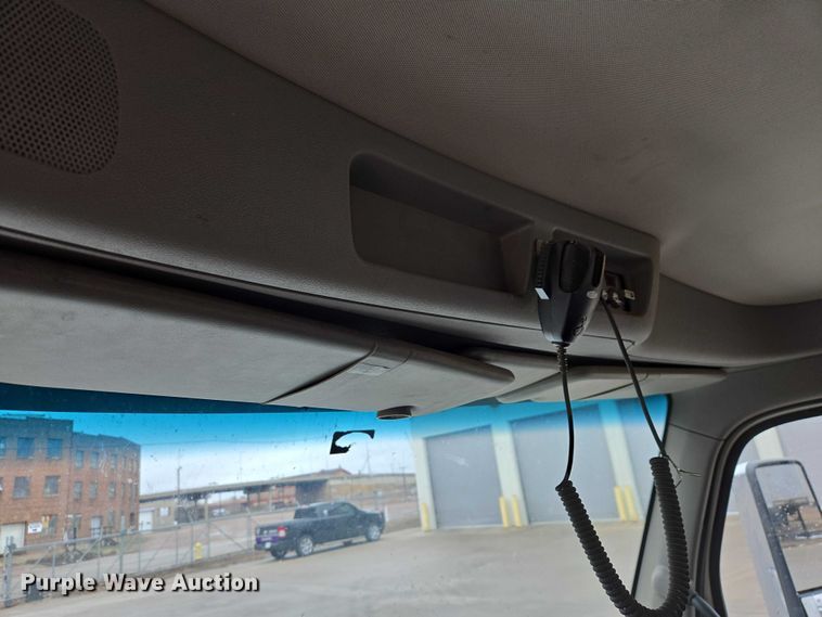 image for item EB1388 2019 Peterbilt 579 semi truck