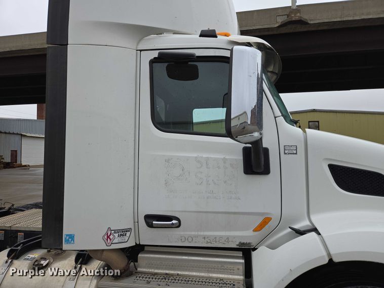 image for item EB1388 2019 Peterbilt 579 semi truck