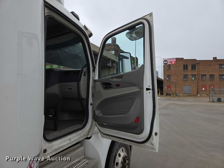 image for item EB1388 2019 Peterbilt 579 semi truck