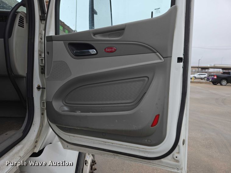 image for item EB1388 2019 Peterbilt 579 semi truck