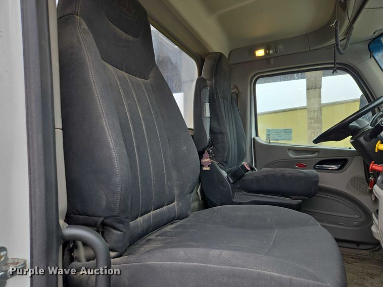 image for item EB1388 2019 Peterbilt 579 semi truck